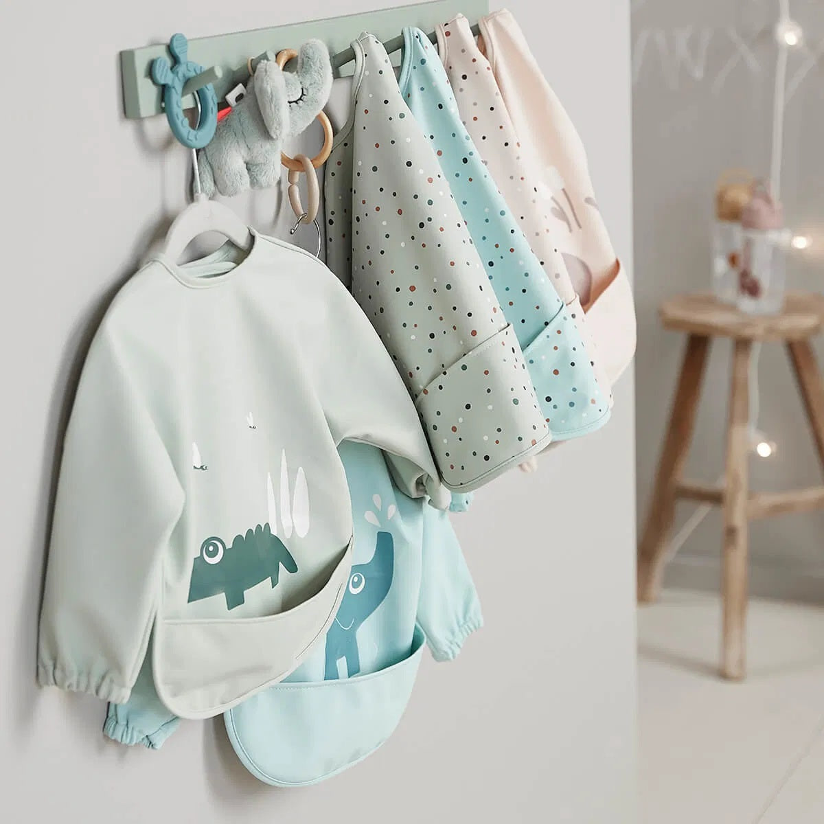 Babero con bolsillo y mangas Confeti Rosa DONEBYDEER