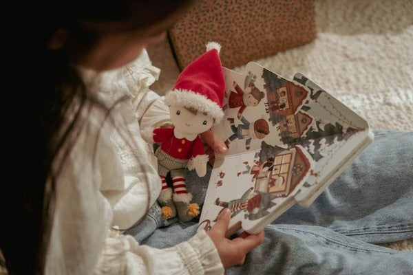 Elfo y cuento de Navidad en caja de regalo
